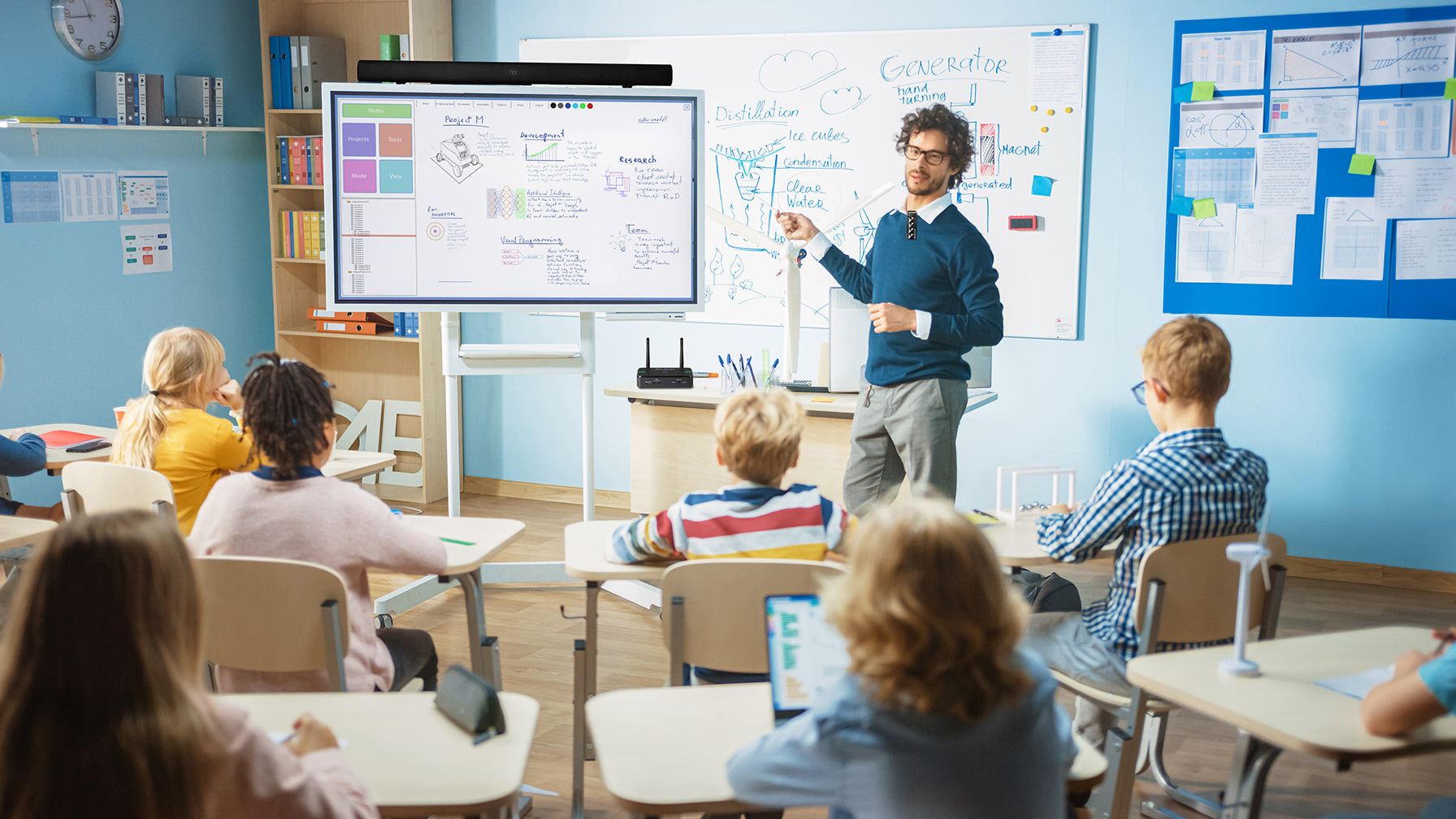 Use the soundbar with wireless microphones in the classroom for clear and easy hearing
